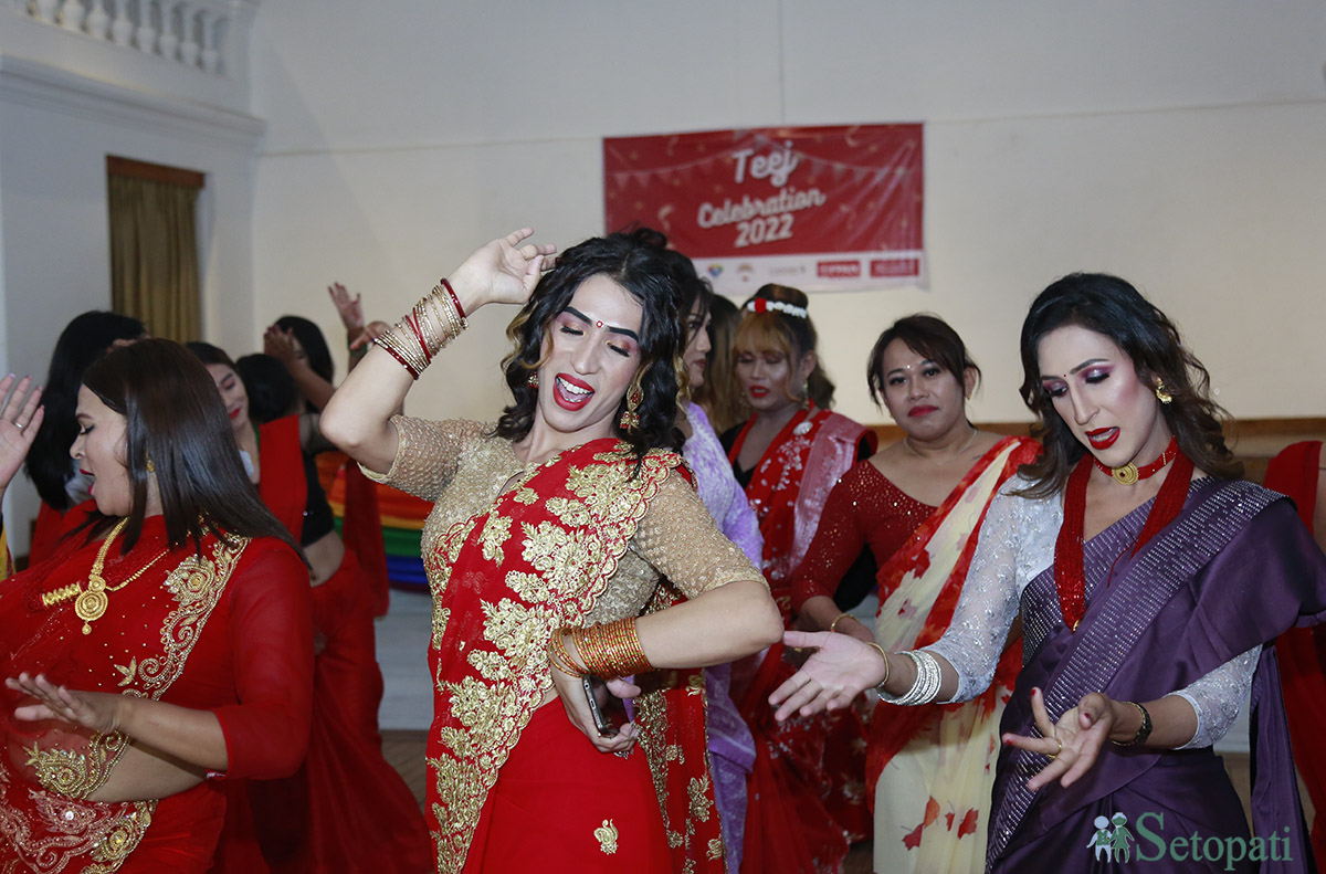 २०७९ सालको तीज मनाउँदै लैंगिक तथा अल्पसंख्यक समुदायका व्यक्तिरहरू। तस्बिरः नवीनबाबु गुरुङ/सेतोपाटी